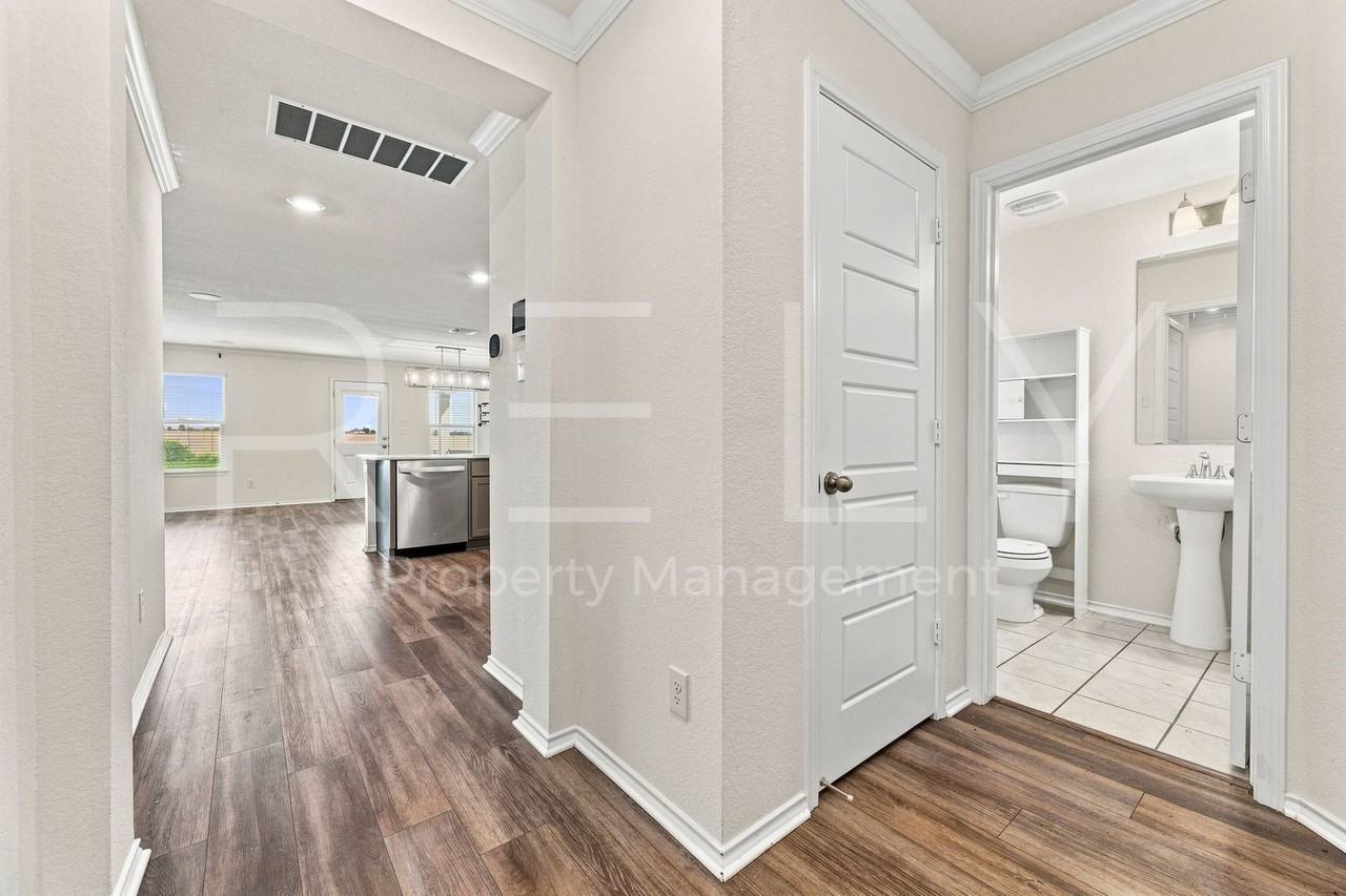 521 Colonel Mcnally Cv - Photo 5 of 43