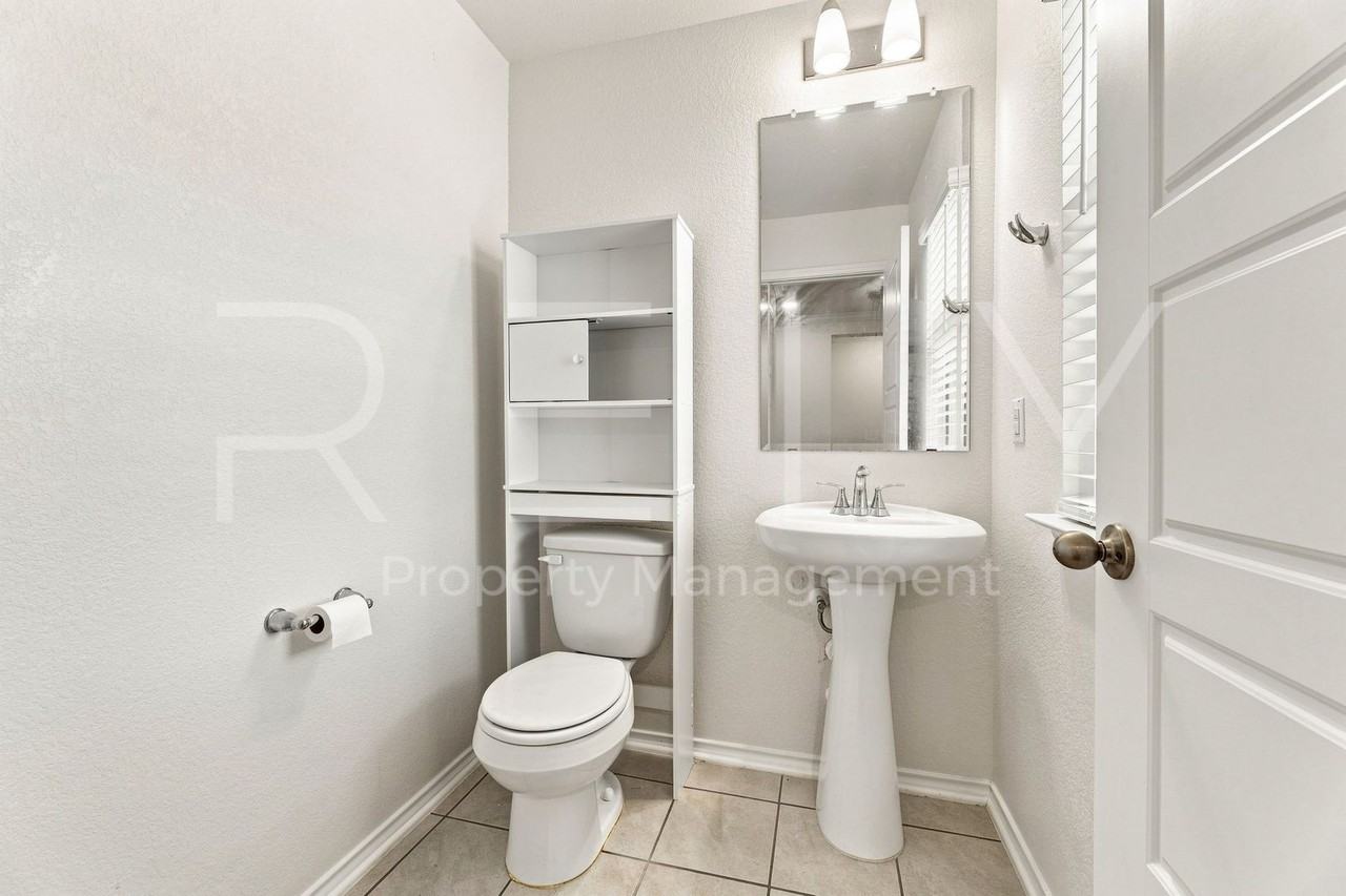 521 Colonel Mcnally Cv - Photo 6 of 43
