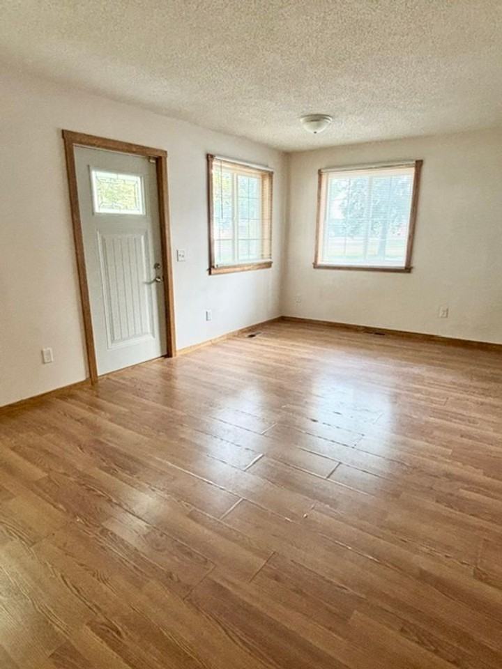 403 4th Ave Ne - Photo 4 of 15