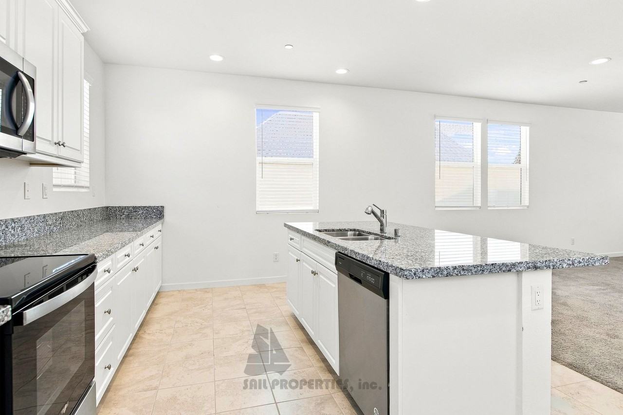 10910 Portsmouth St - Photo 5 of 19