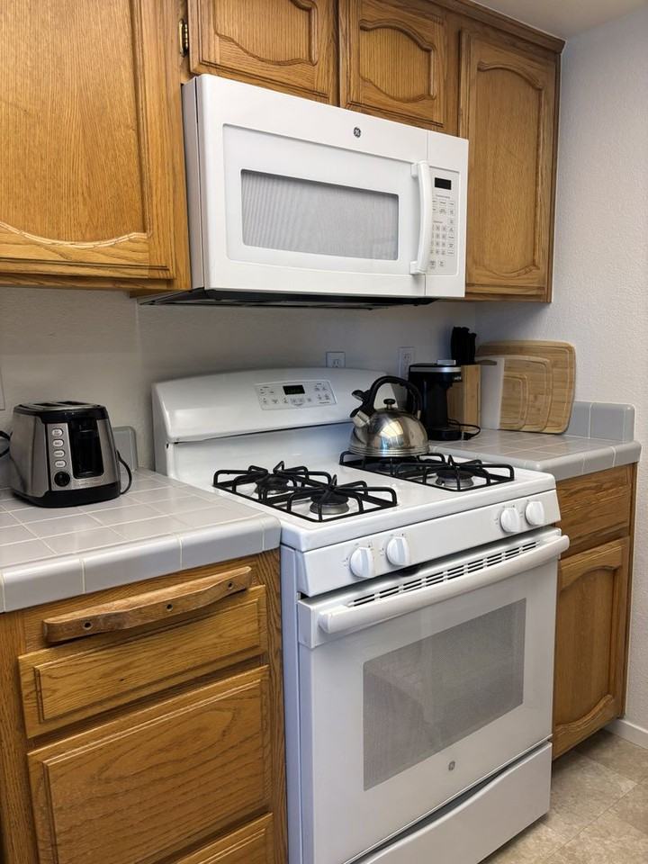 1277 Belridge St #2A - Photo 6 of 10