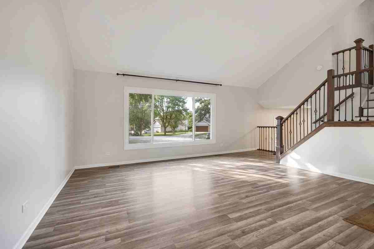 615 Chester Ct E - Photo 5 of 36
