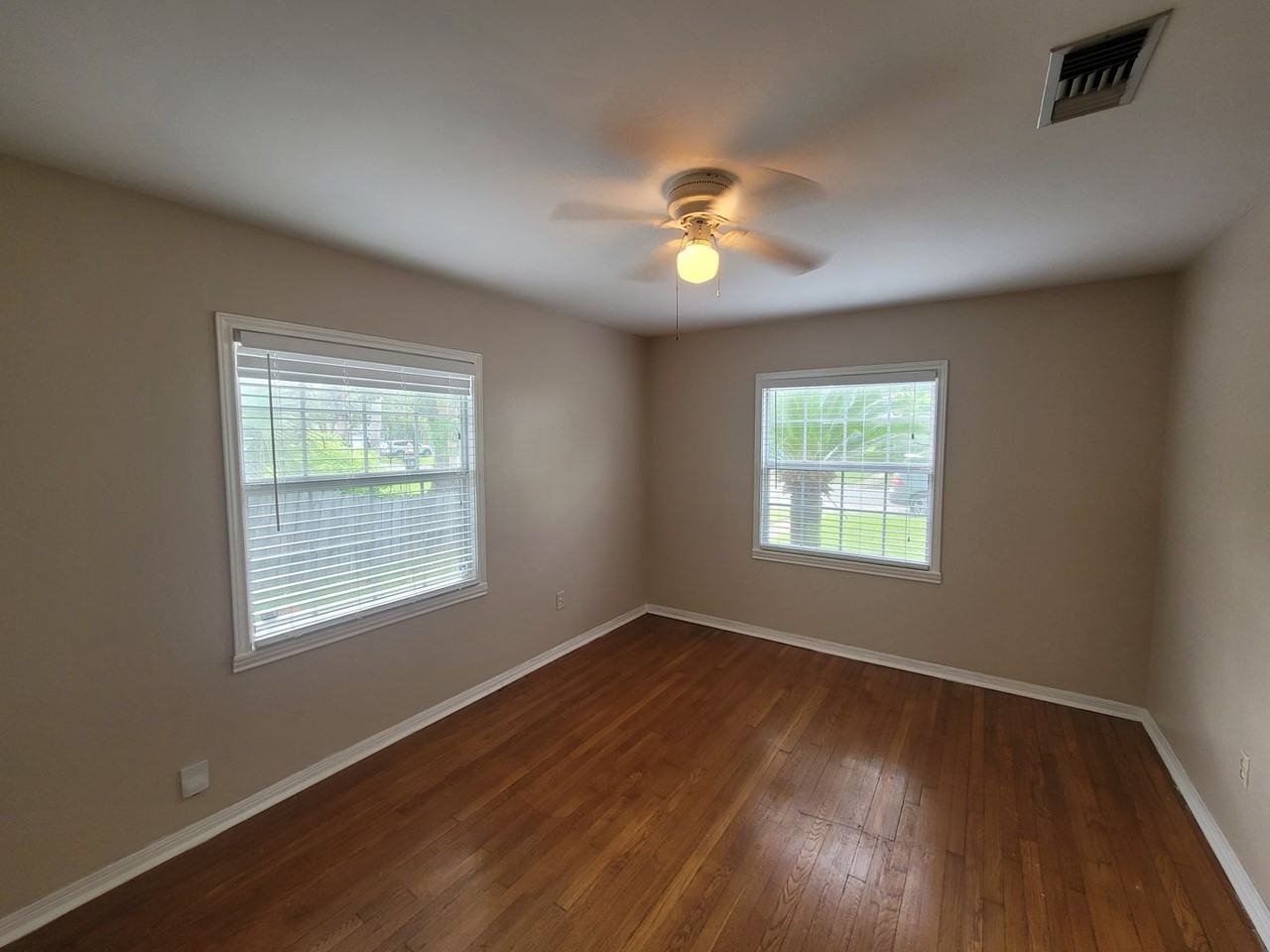 114 Dolphin Ave - Photo 3 of 18
