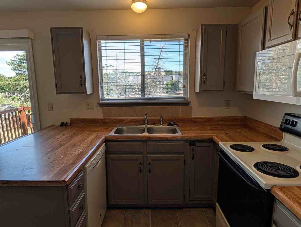 3028 Deliverance Dr - Photo 7 of 23