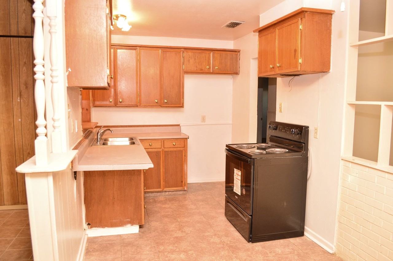 2807 Vanda Ave - Photo 4 of 17