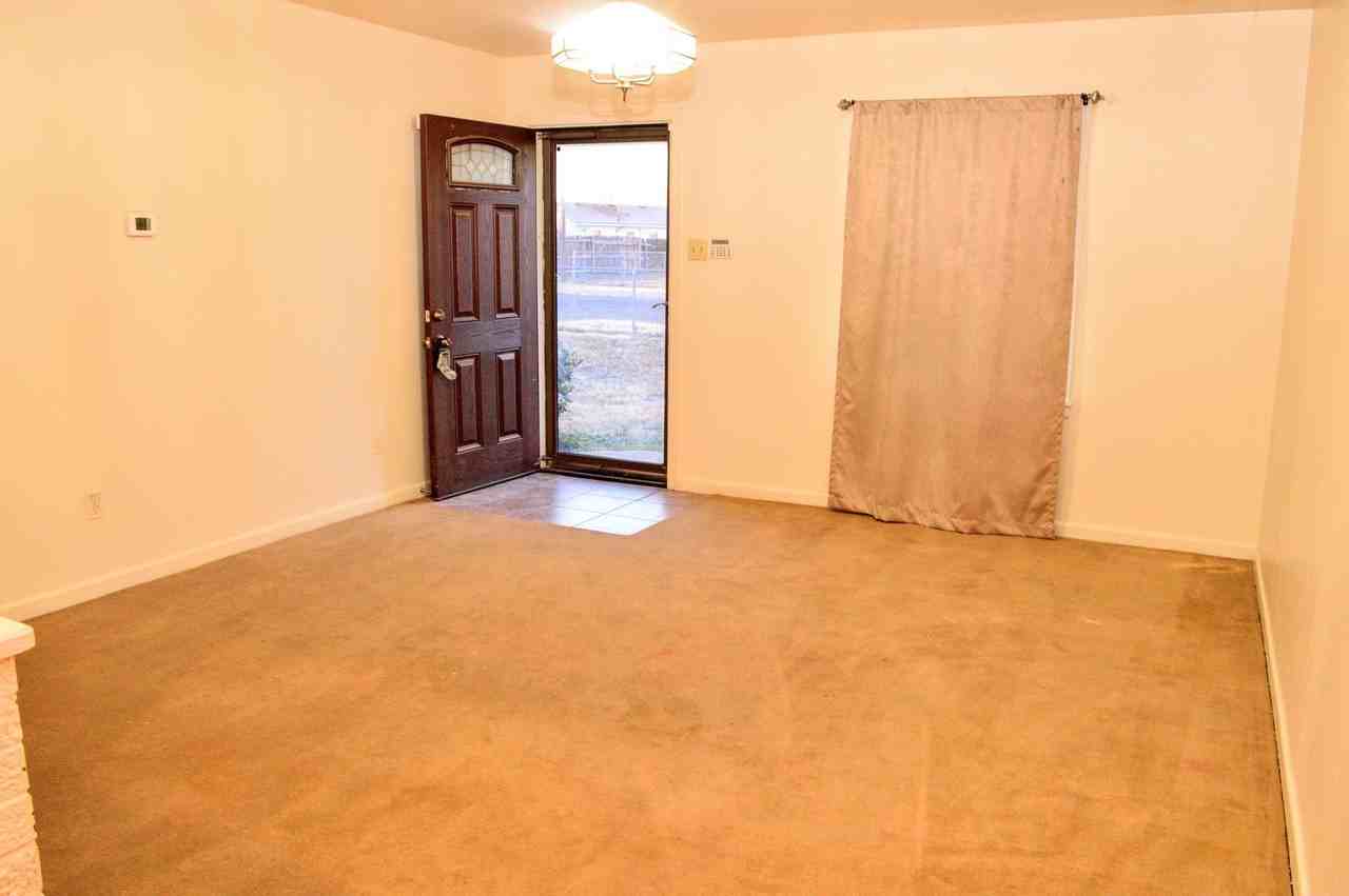 2807 Vanda Ave - Photo 5 of 17