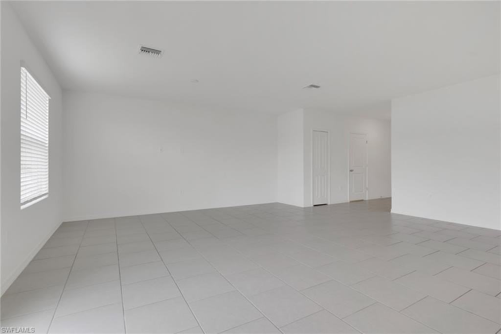 19550 Fairhill Ct - Photo 4 of 35