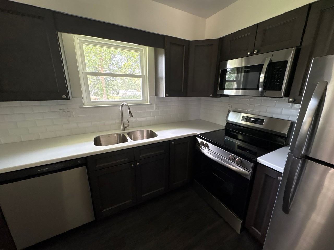 904 Montgomery Ave - Photo 2 of 17