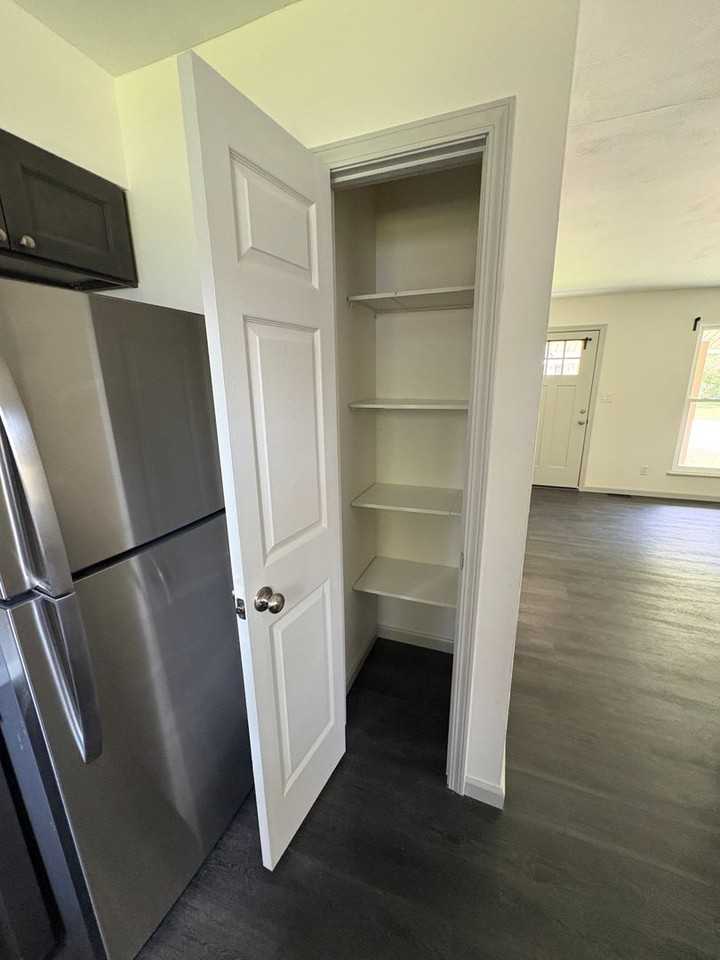 904 Montgomery Ave - Photo 4 of 17