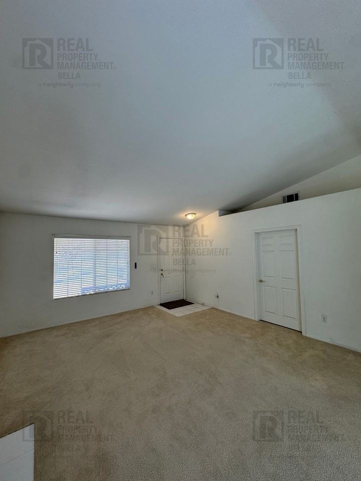 1266 Euclid St - Photo 4 of 34