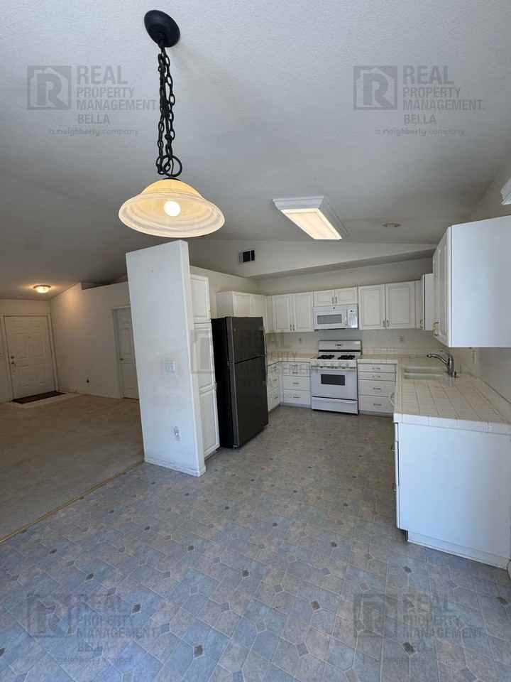 1266 Euclid St - Photo 6 of 34
