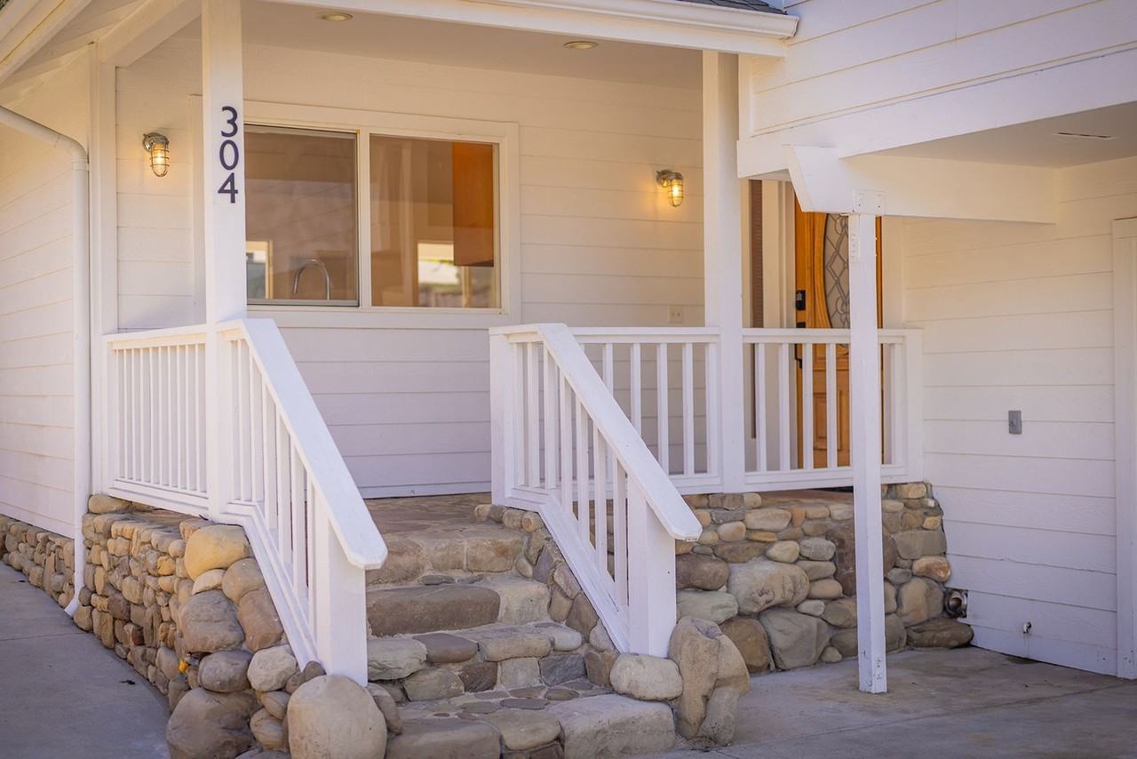 304 El Conejo Dr - Photo 3 of 28
