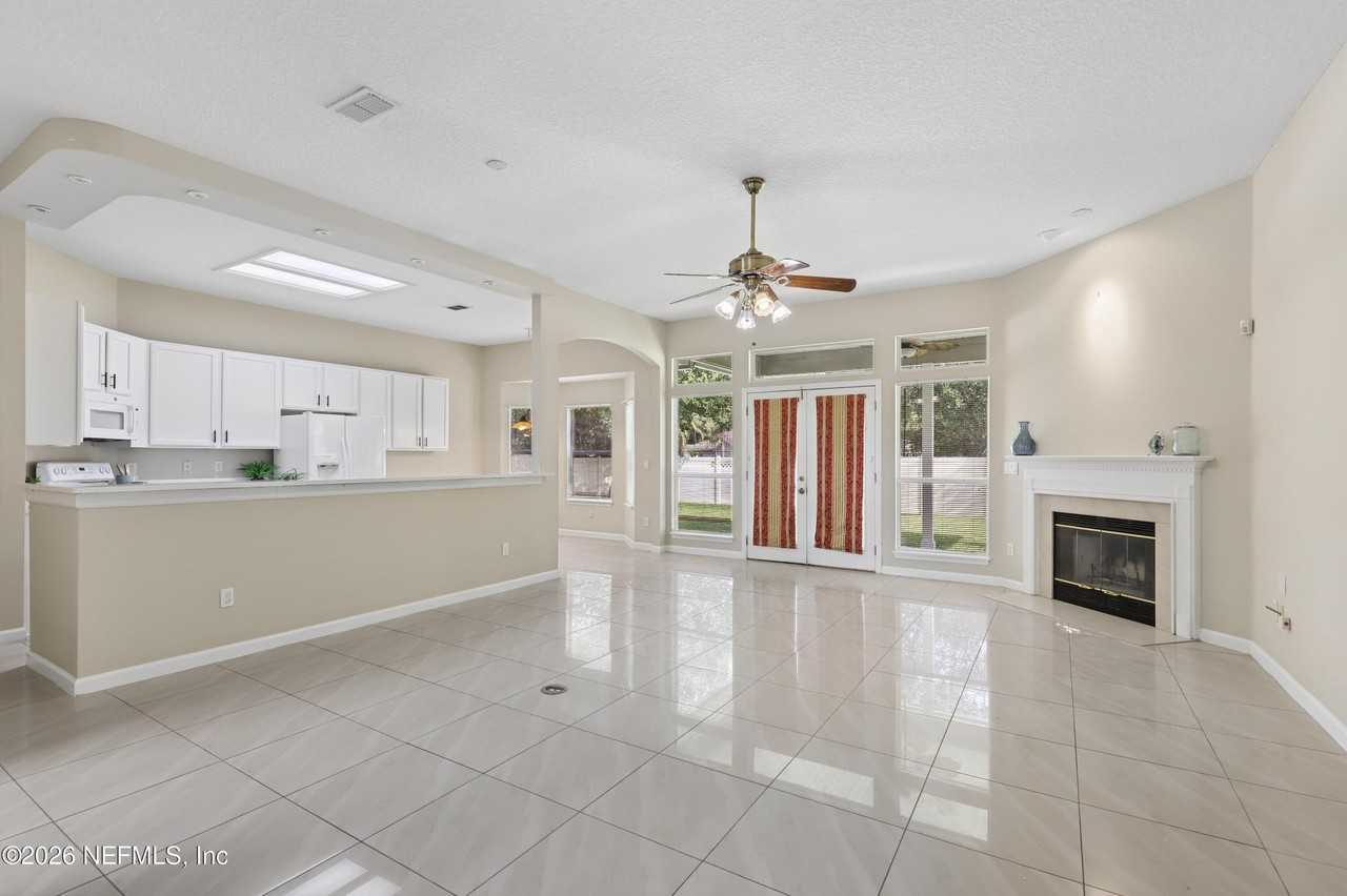 2070 Thornhill Dr - Photo 4 of 39