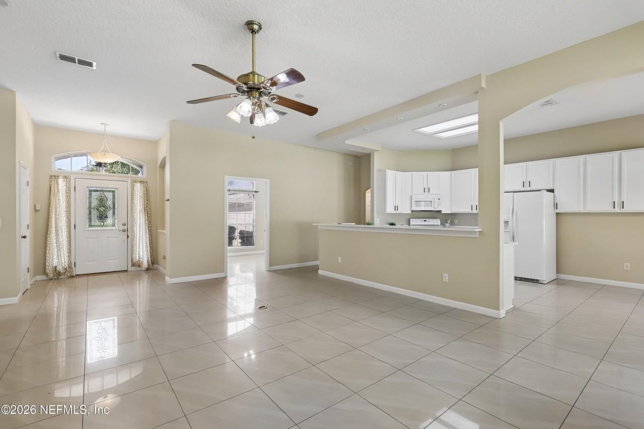2070 Thornhill Dr - Photo 5 of 39