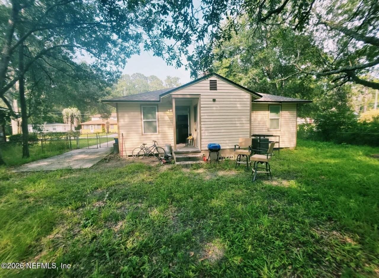 5020 Campenella Dr - Photo 6 of 8