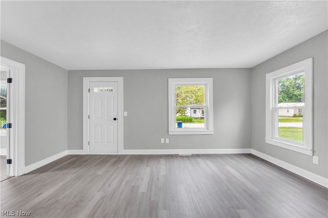 1083 Eastlake Dr - Photo 4 of 22