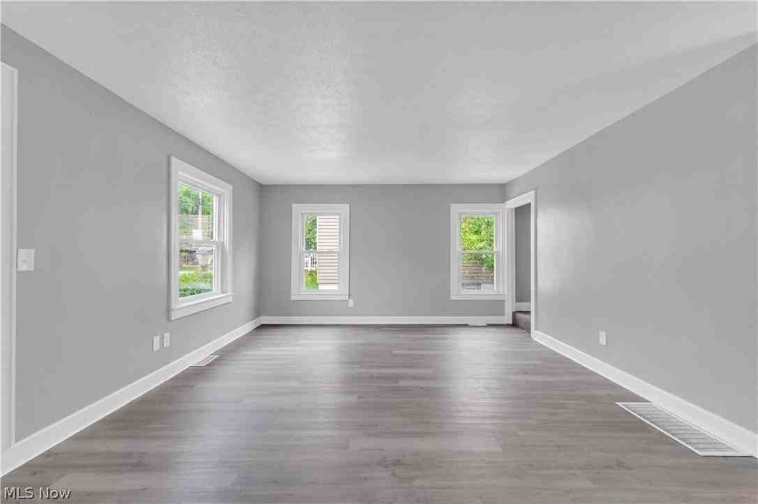 1083 Eastlake Dr - Photo 5 of 22