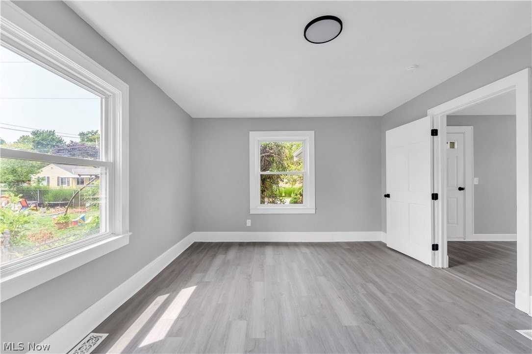 1083 Eastlake Dr - Photo 6 of 22