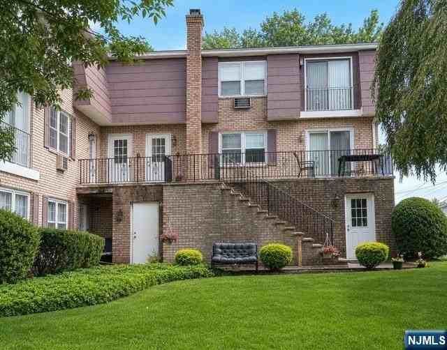 120 Fairview Ave #3B - Photo 2 of 12