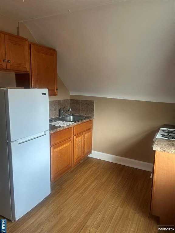 147 Lincoln Ave - Photo 4 of 6