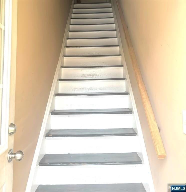 377 Henry St - Photo 4 of 5