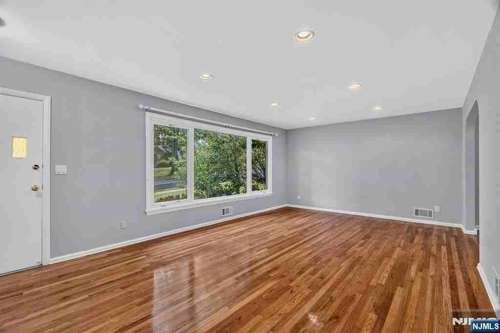 11 Lockwood Ln - Photo 4 of 23