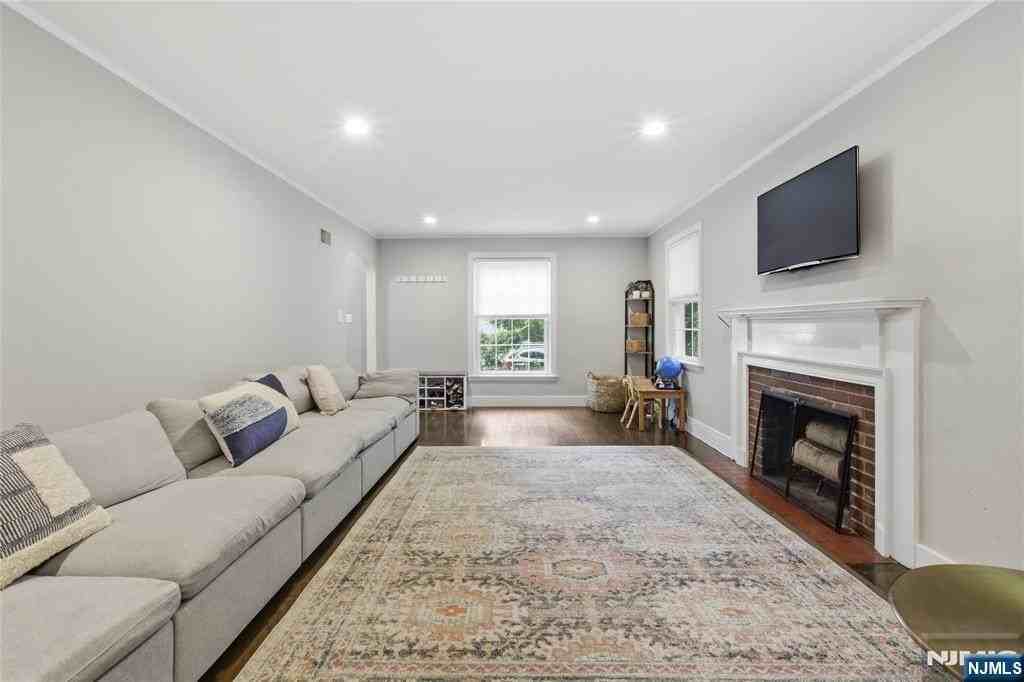 1 Argyle Rd - Photo 2 of 14
