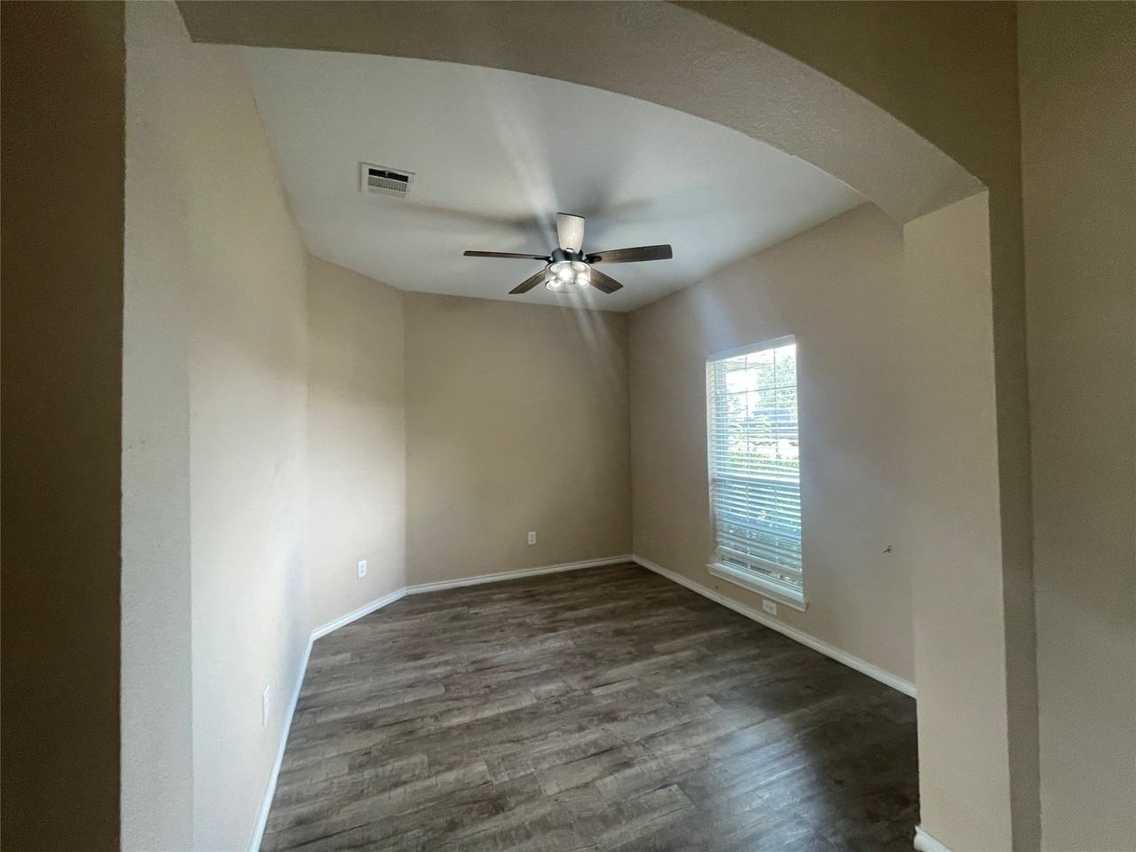 306 Packer Dr - Photo 3 of 20