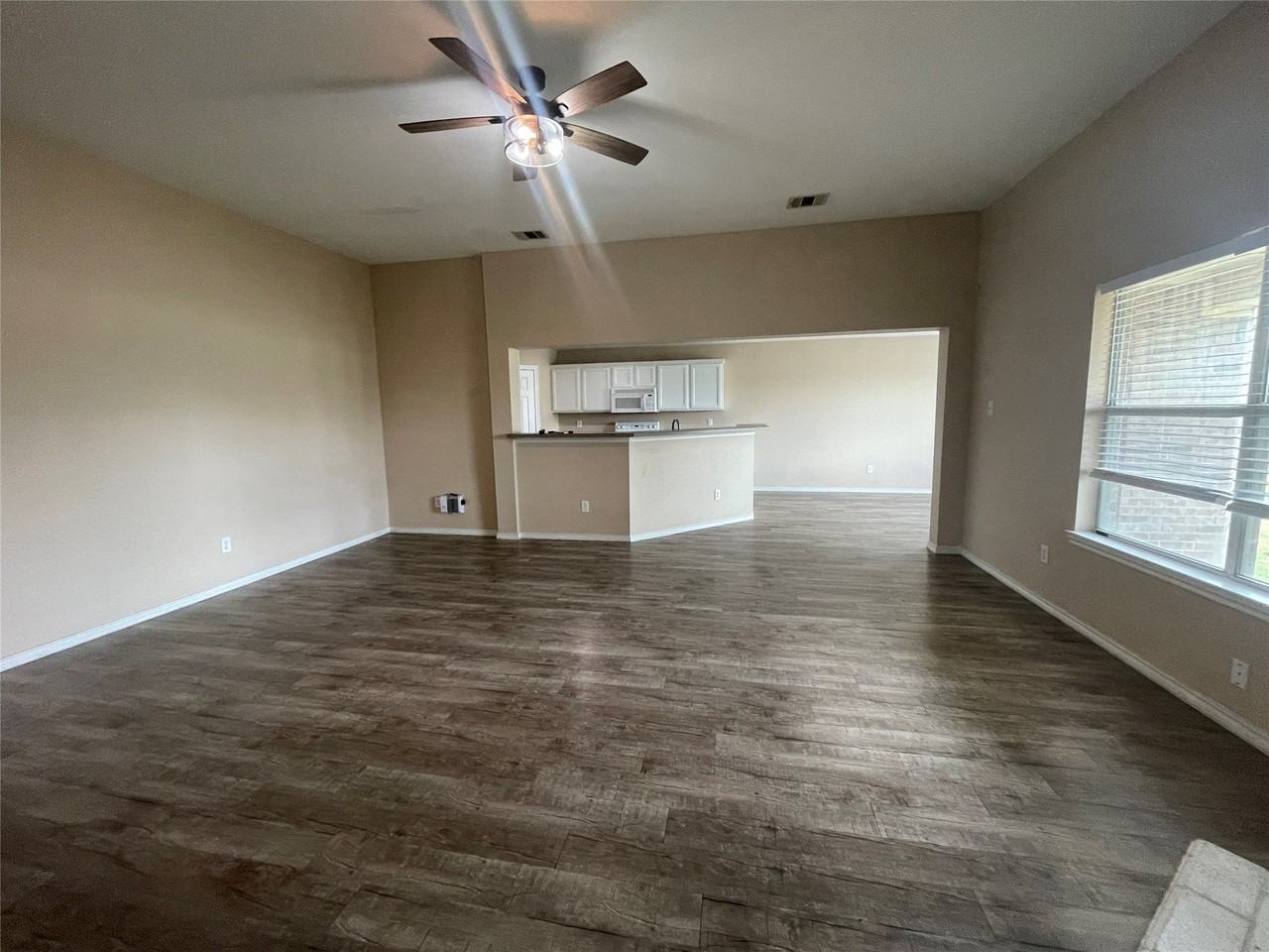306 Packer Dr - Photo 5 of 20
