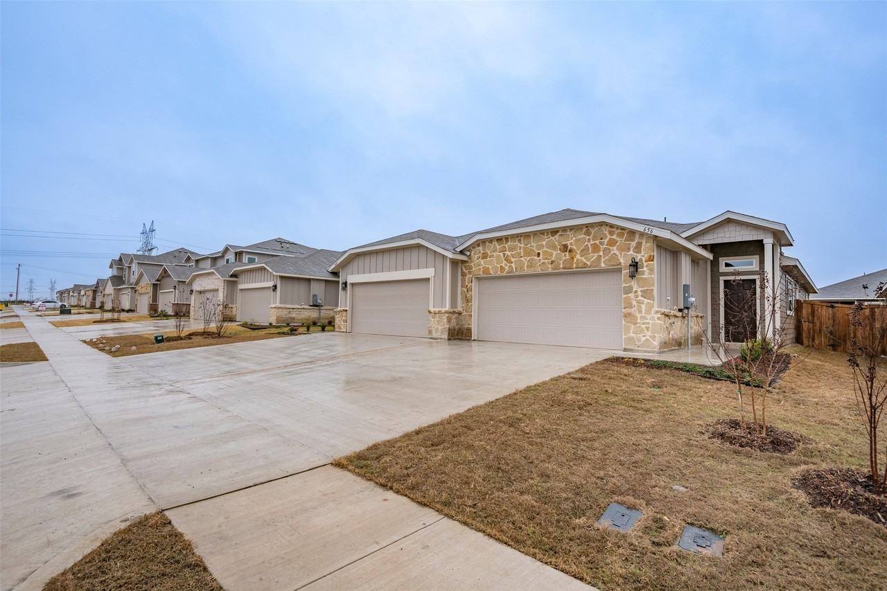 656 Wheatfield Dr - Photo 3 of 28