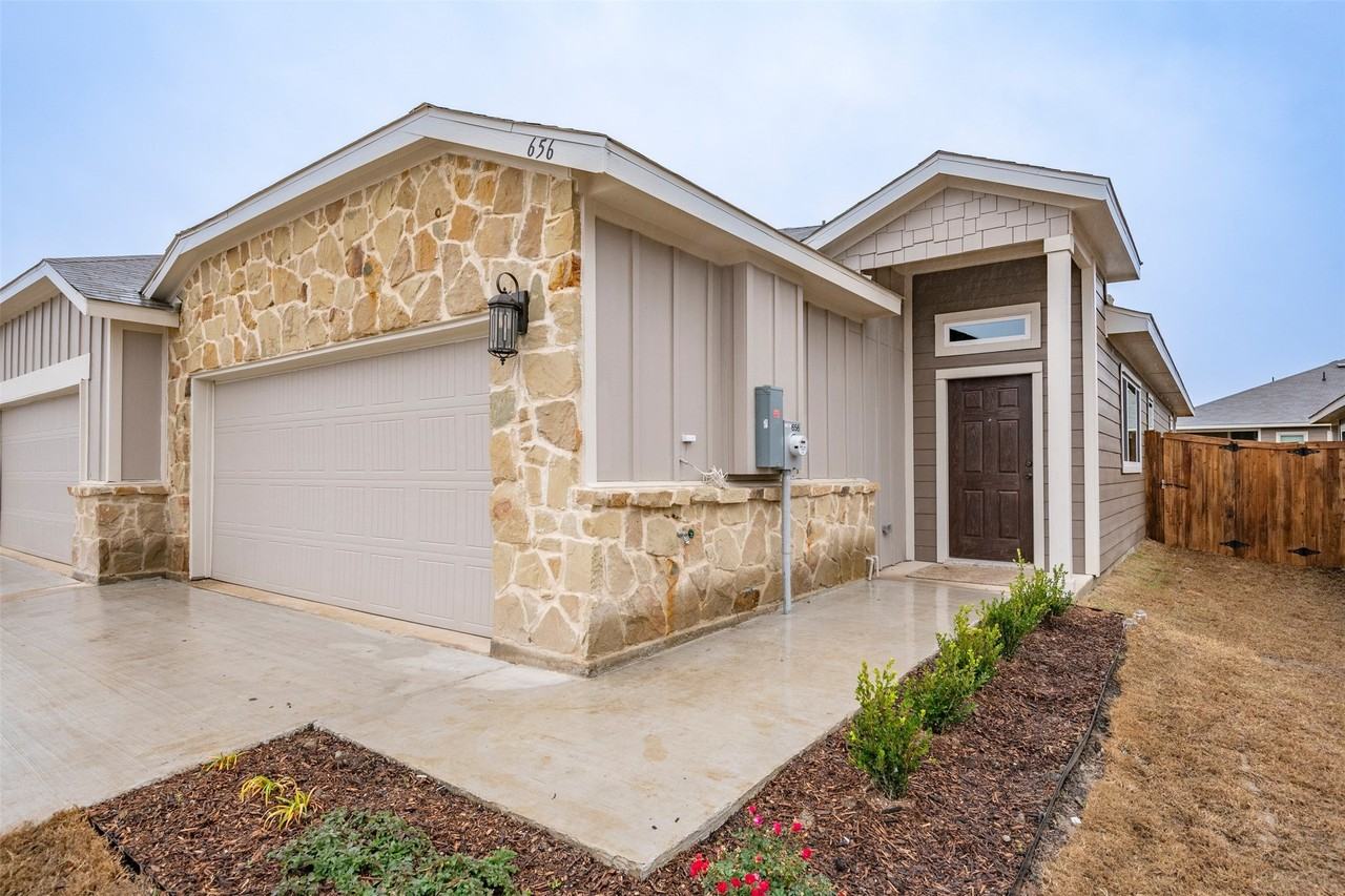656 Wheatfield Dr - Photo 4 of 28