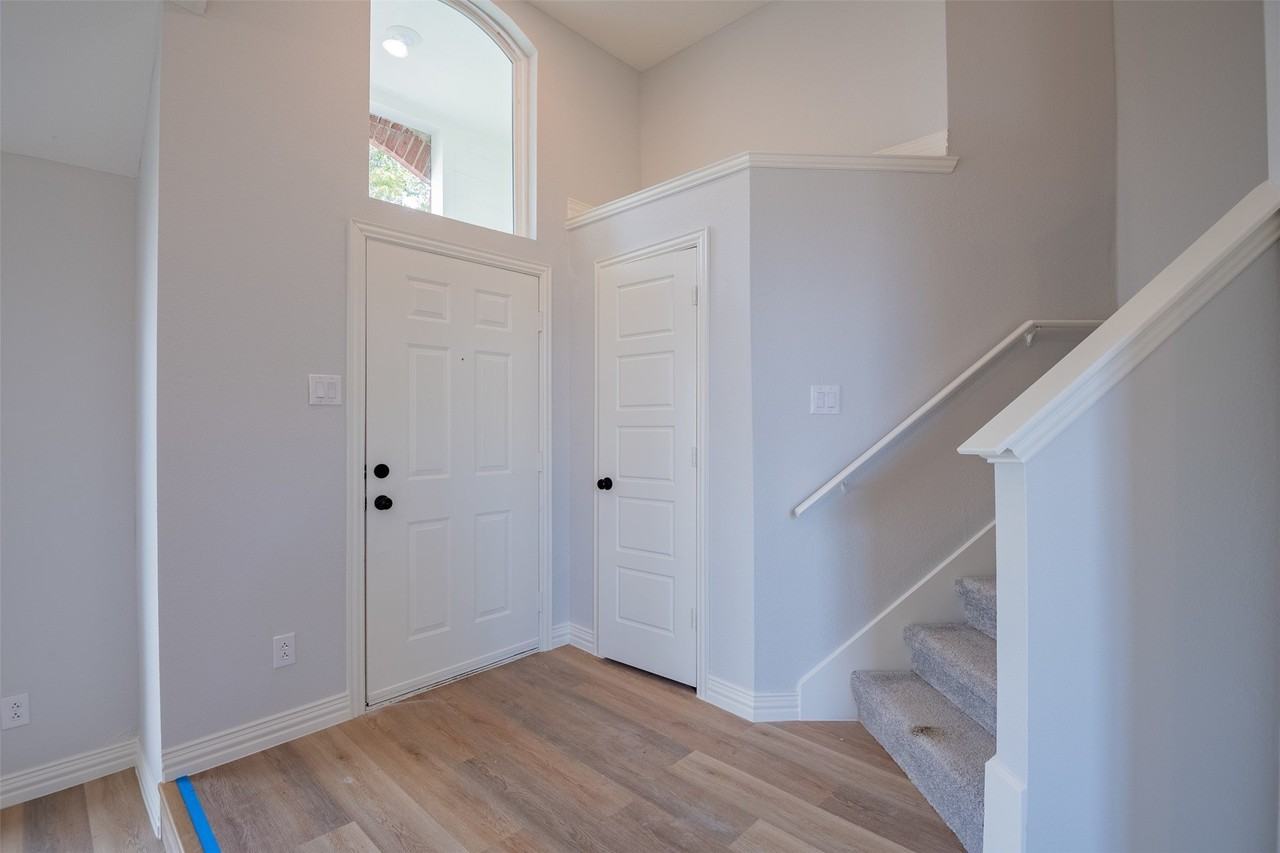 2318 Bennington Dr - Photo 3 of 19