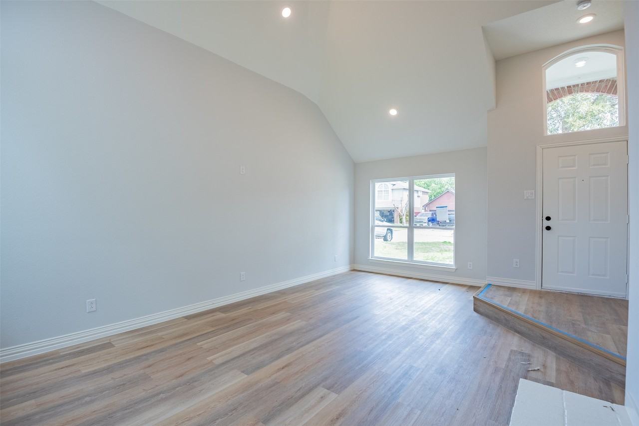 2318 Bennington Dr - Photo 4 of 19