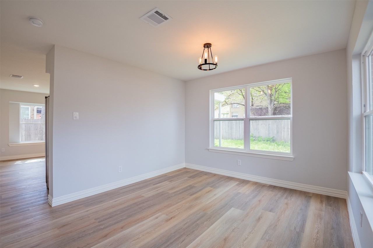 2318 Bennington Dr - Photo 5 of 19