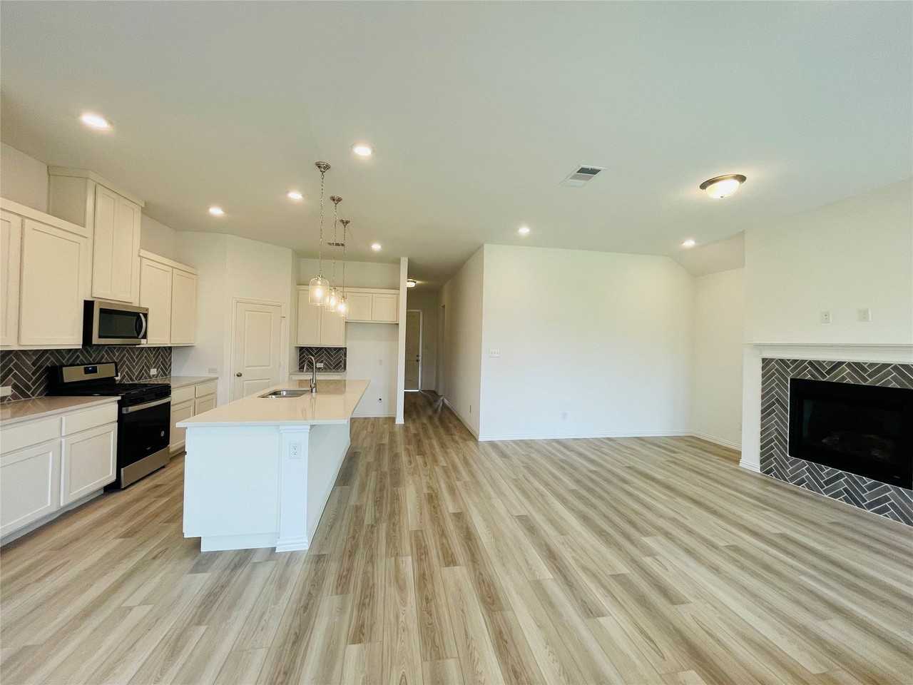1836 Lockhart Dr - Photo 3 of 18