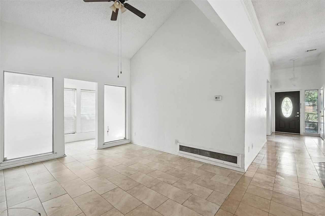 1744 Hartford Dr - Photo 4 of 19