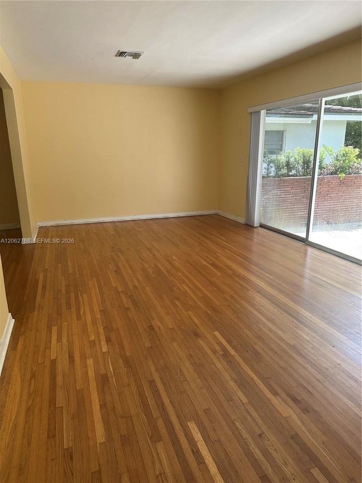5340 Orduna Dr - Photo 6 of 8