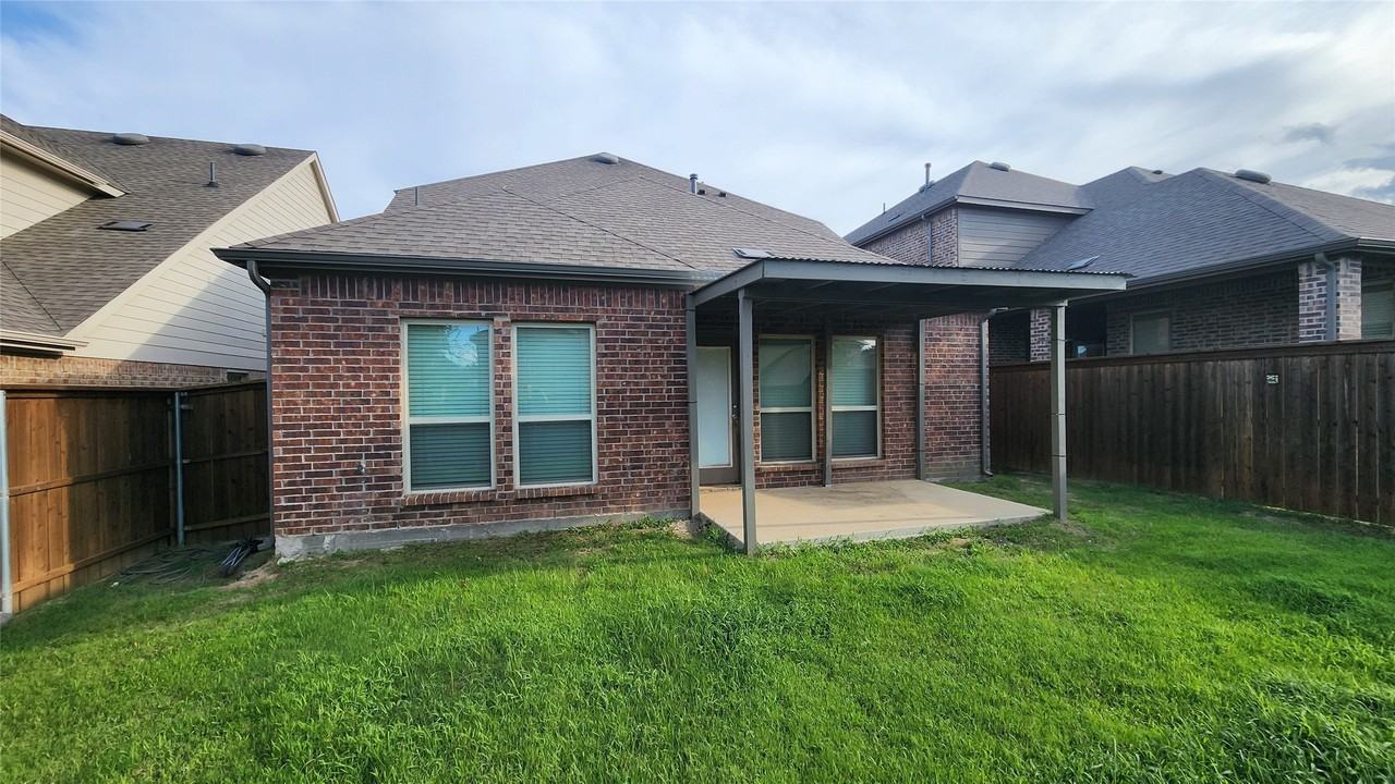 3904 Oak Creek Cir - Photo 2 of 20