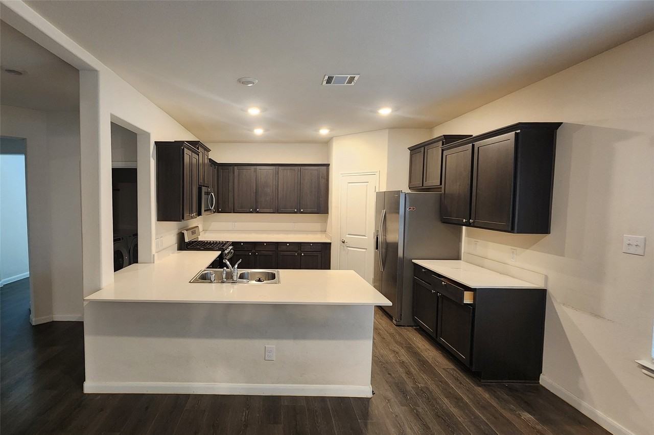 3904 Oak Creek Cir - Photo 4 of 20