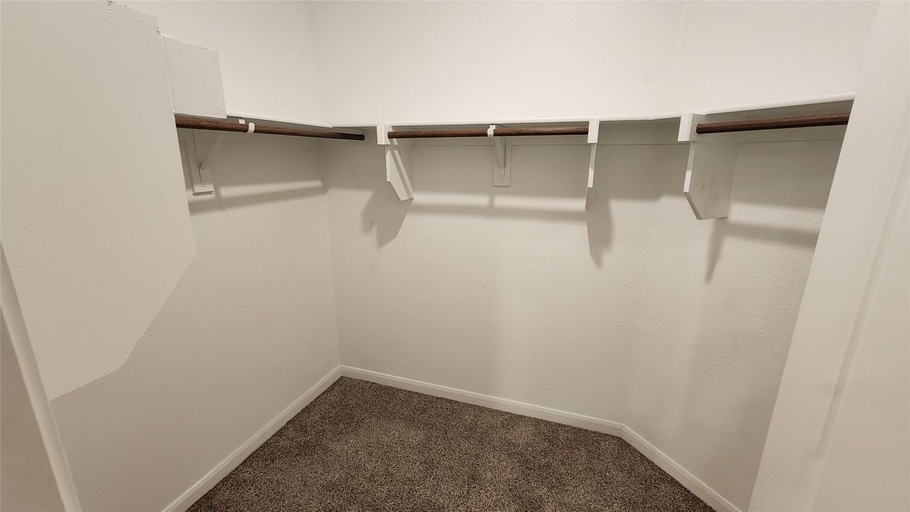 3904 Oak Creek Cir - Photo 6 of 20