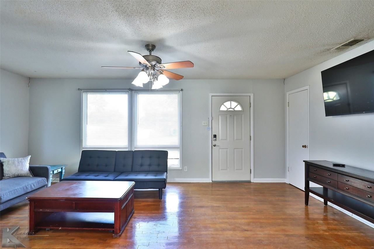 2109 Collins Ave - Photo 4 of 30