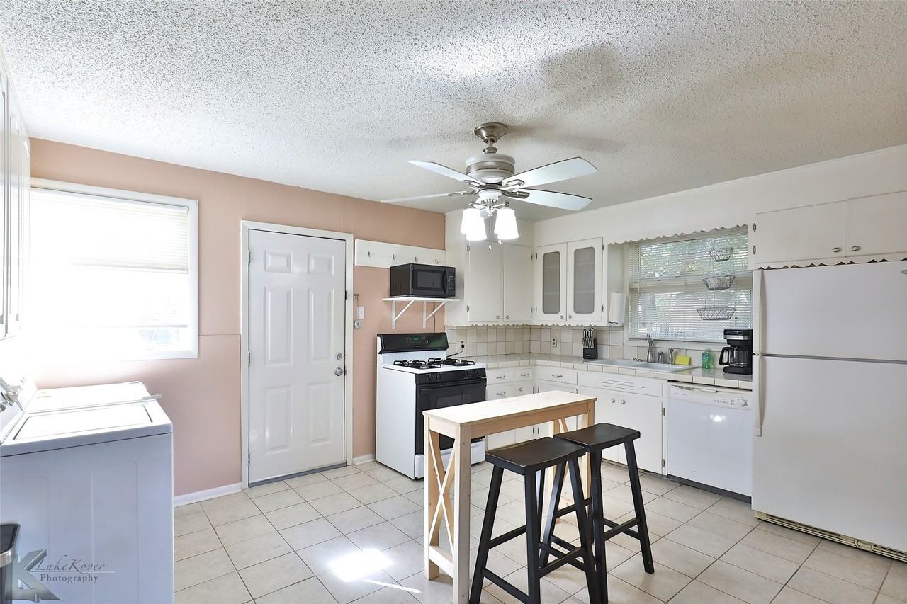 2109 Collins Ave - Photo 5 of 30