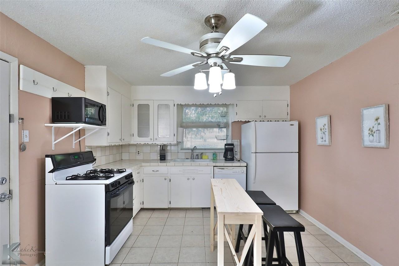 2109 Collins Ave - Photo 6 of 30