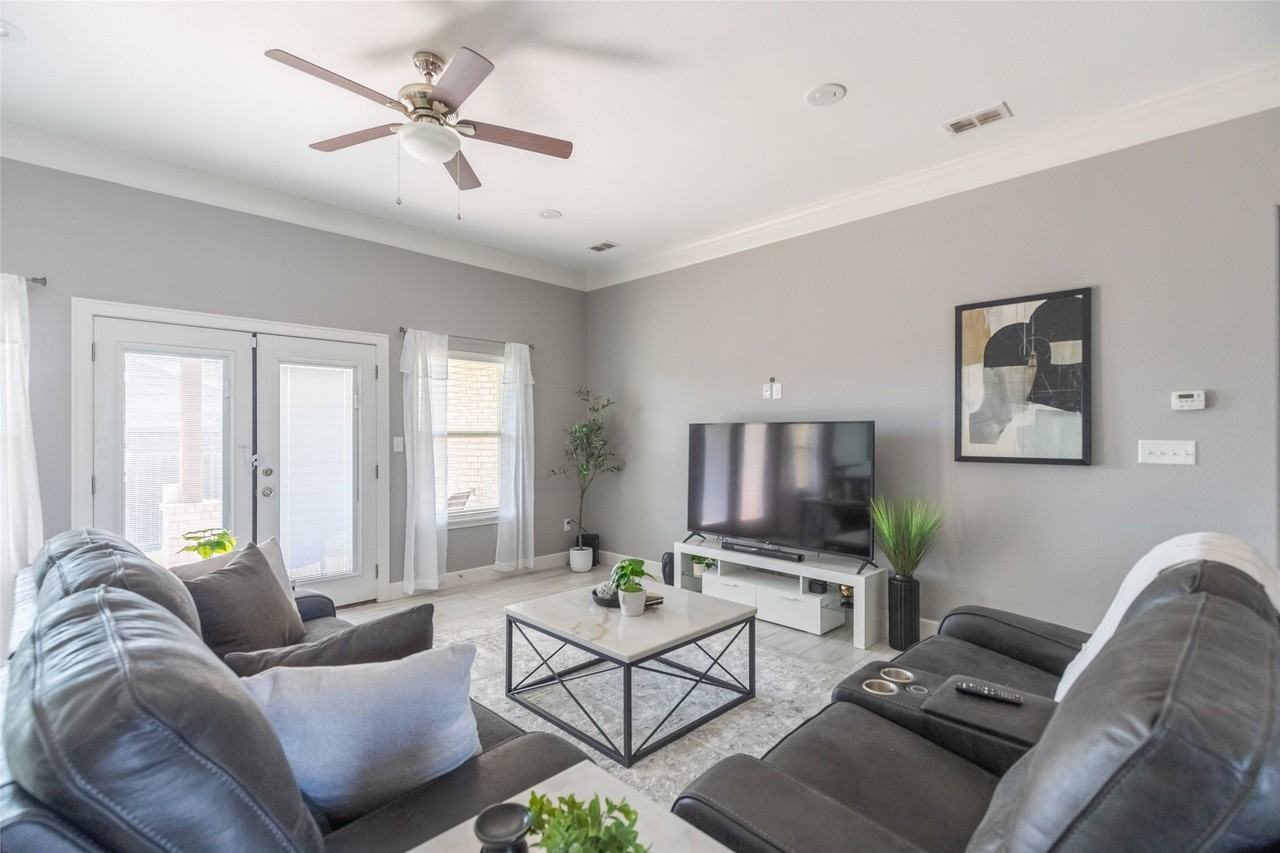 3126 Oakley - Photo 2 of 33
