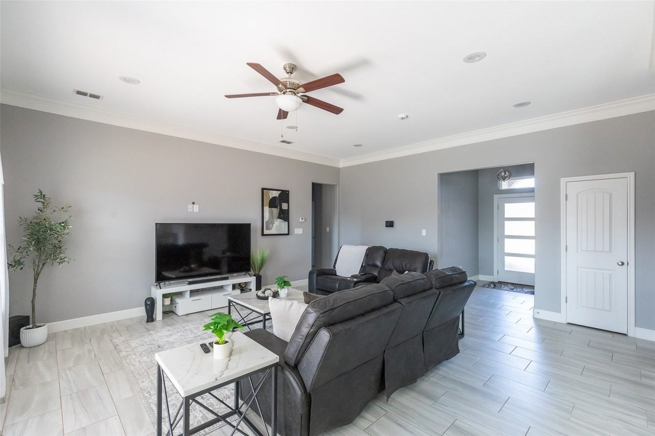 3126 Oakley - Photo 3 of 33