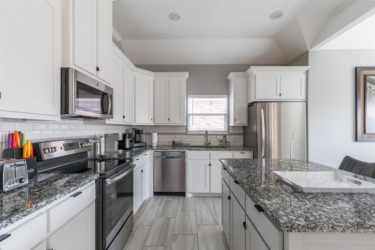 3126 Oakley - Photo 4 of 33