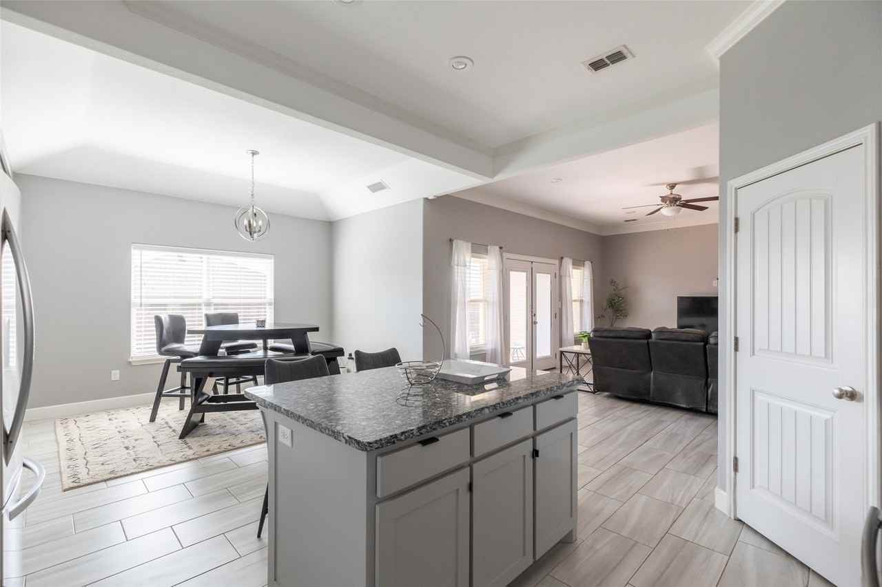 3126 Oakley - Photo 6 of 33