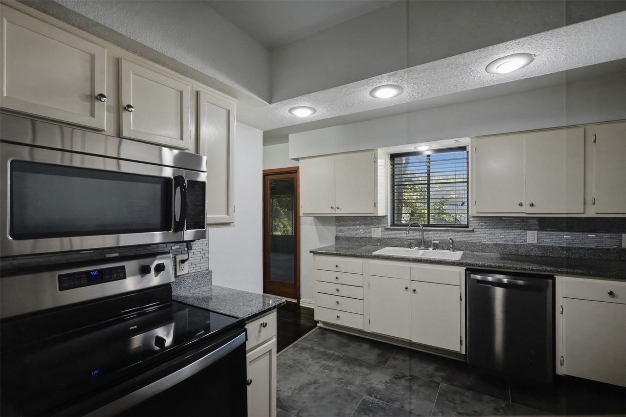 3500 Statler Dr - Photo 5 of 25