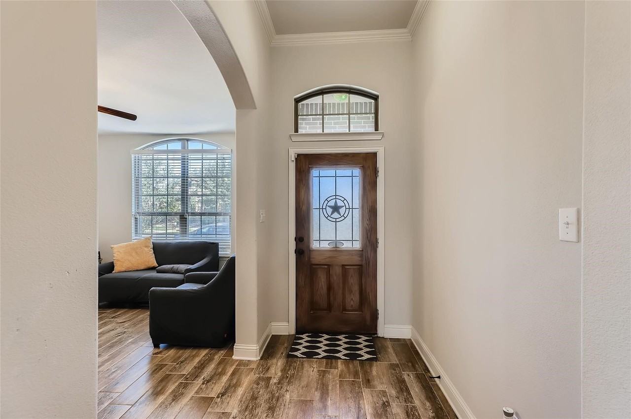 1025 Colonial Dr - Photo 3 of 22