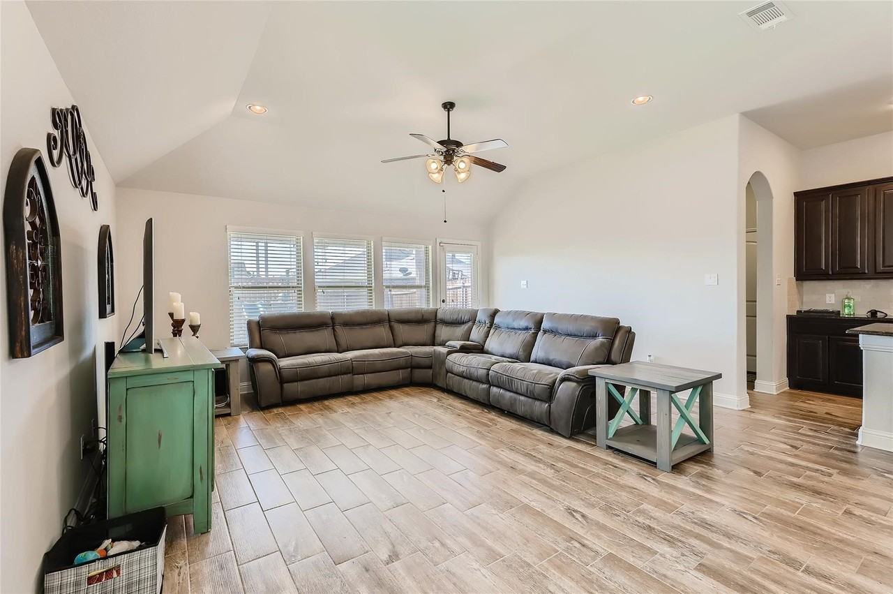 1025 Colonial Dr - Photo 4 of 22